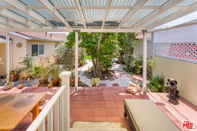 6506 W 82nd Street, Los Angeles CA: https://media.crmls.org/mediaz/230d665b-9e16-4385-8de8-2faa8d24ee94.jpg