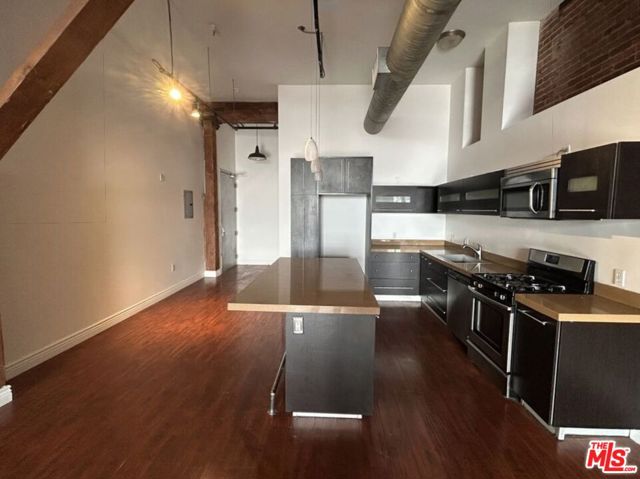 652 Mateo Street, Los Angeles CA: https://media.crmls.org/mediaz/230dd355-3a2d-4c8e-8c0b-c1255014b69e.jpg