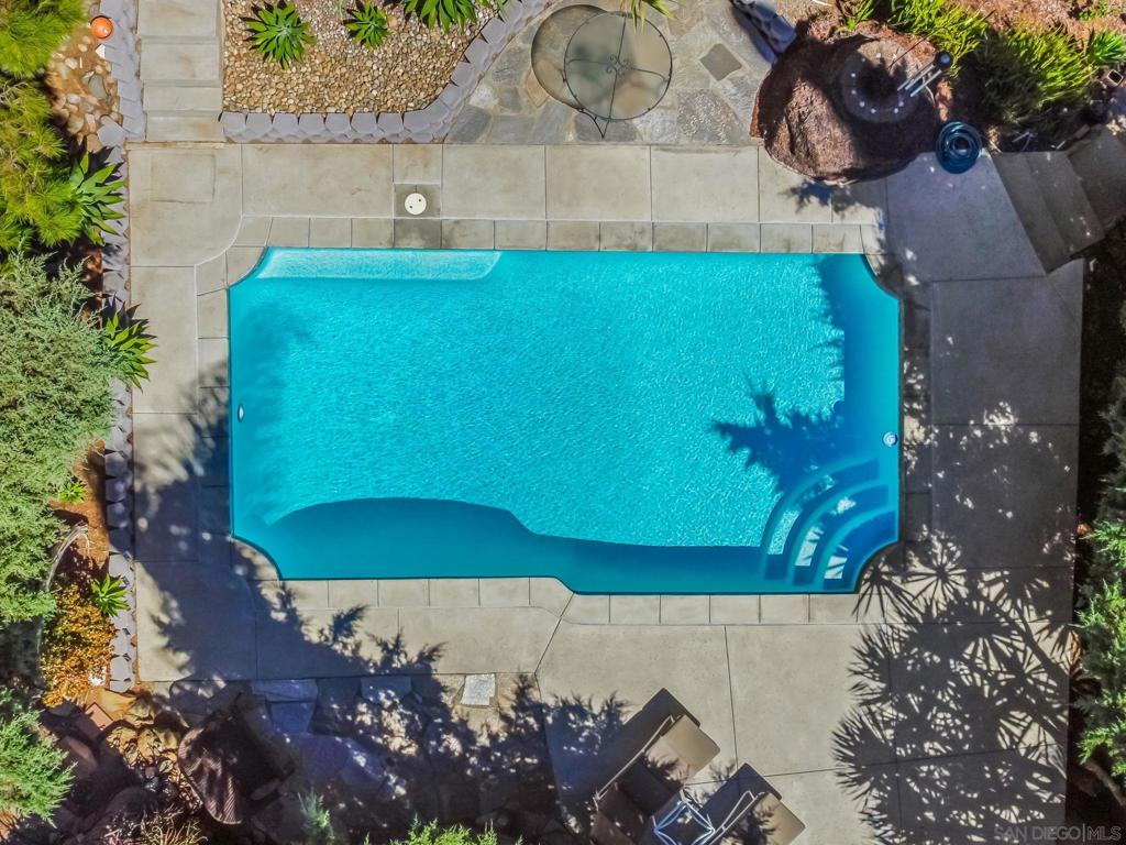 https://media.crmls.org/mediaz/230f73f5-fa76-447e-b1f7-a3933aa4d4c5.jpg?preset=X-Large
