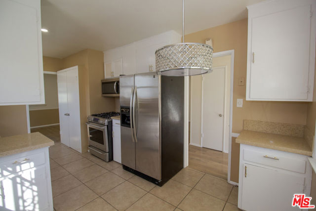 7465 N Forbes Avenue, Lake Balboa CA: https://media.crmls.org/mediaz/230fac76-a4b4-44c1-9fb6-6d7bed8dd8ce.jpg