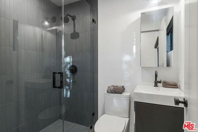 8400 Edwin Drive, Los Angeles CA: https://media.crmls.org/mediaz/23101c0b-a328-4b88-9bef-2f0ad5e543cb.jpg