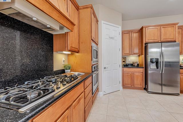 2453 Gardenstone Pl, Manteca CA: https://media.crmls.org/mediaz/231162e4-ee0a-47e7-84f1-10b9cefb2f78.jpg