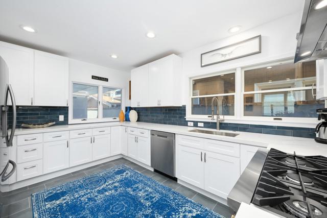 206 E E Oceanfront, Newport Beach CA: https://media.crmls.org/mediaz/2312b579-c113-4184-a46d-8a877efdfe7b.jpg
