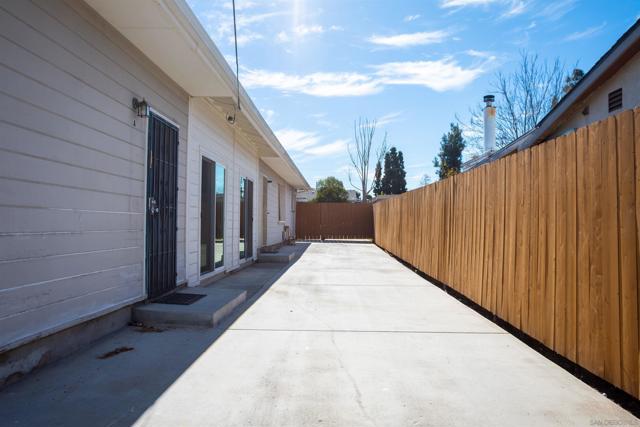 12643 Castle Court Dr, Lakeside CA: https://media.crmls.org/mediaz/2312f7f4-af93-41a3-85e1-ca426a984212.jpg