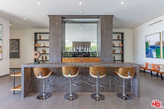 2002 LOMA VISTA Drive, Beverly Hills CA: https://media.crmls.org/mediaz/23146447-c66b-4898-b737-ca09ea53a157.jpg