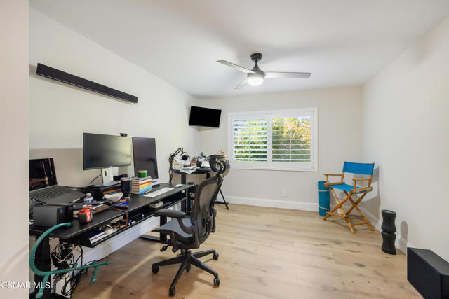 885 Rim Crest Drive, Westlake Village CA: https://media.crmls.org/mediaz/2315b8e3-93ab-4db7-aead-3a3929640b04.jpg