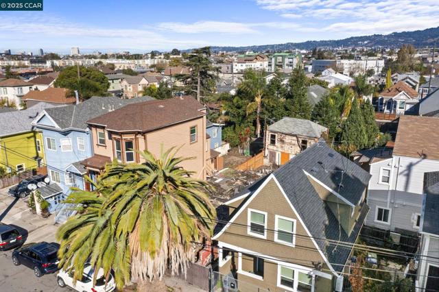 814 20th Street, Oakland CA: https://media.crmls.org/mediaz/23163761-5be1-45cb-98e3-686d0e01ea81.jpg