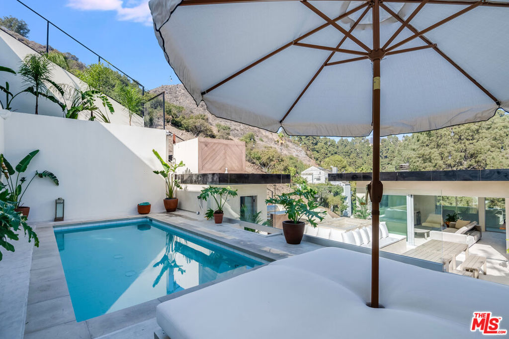 2407 San Marco Drive — Contemporary
