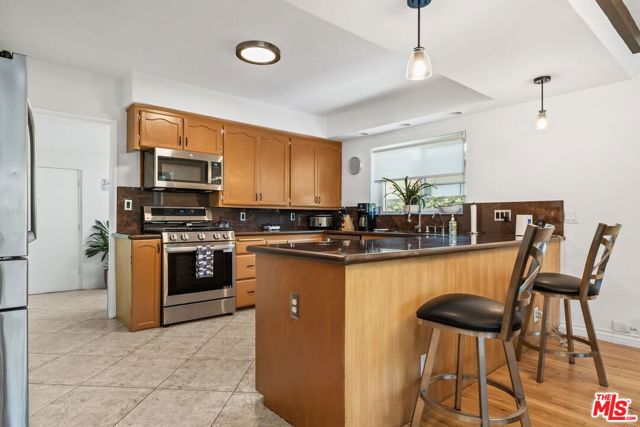 5905 S Chariton Avenue, Los Angeles CA: https://media.crmls.org/mediaz/2316dce9-7220-4a2a-ae32-8ac885d5e471.jpg