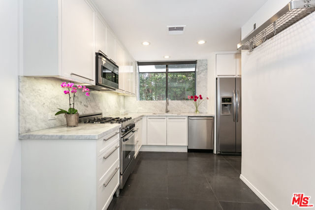9033 Vista Grande Street, West Hollywood CA: https://media.crmls.org/mediaz/2316e06c-16aa-436a-8fa3-c497776e95d0.jpg