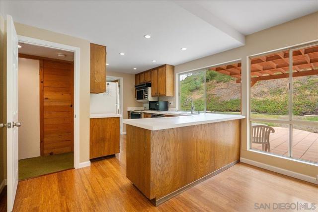 13334 Barbados Way, Del Mar CA: https://media.crmls.org/mediaz/231798f9-005b-4f3c-b8b6-b0eb6cc3c625.jpg