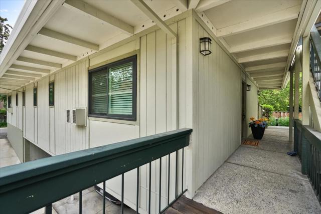 1070 Mercedes Avenue, Los Altos CA: https://media.crmls.org/mediaz/2317f822-22fc-41bc-924e-853b54032692.jpg