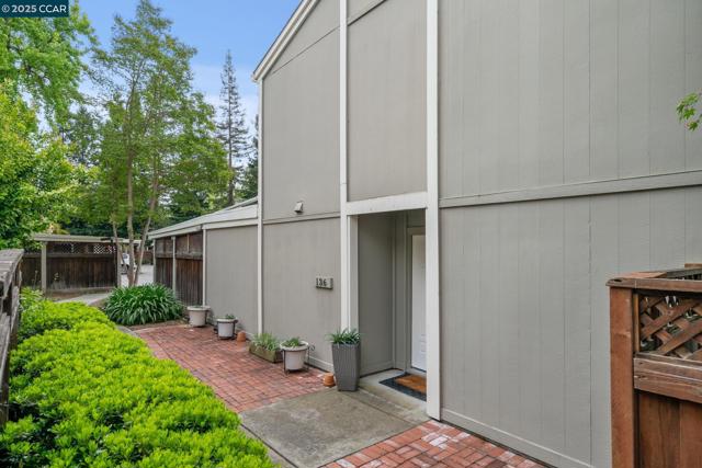 136 Garden Creek Pl, Danville CA: https://media.crmls.org/mediaz/231acc82-d270-4193-96ad-0b1c28842fd2.jpg