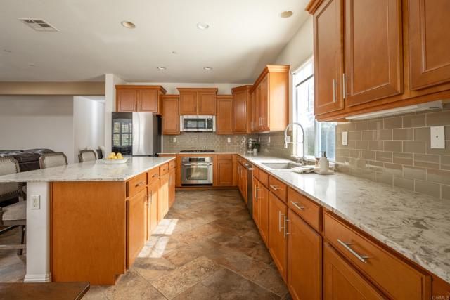 Detail Gallery Image 5 of 26 For 1247 Bellingham Dr, Oceanside,  CA 92057 - 4 Beds | 3 Baths