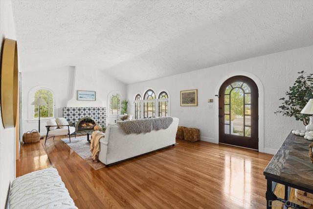 2778 Rosecrans St, San Diego CA: https://media.crmls.org/mediaz/231bdcaa-b8e4-42be-b19d-905578b841e9.jpg