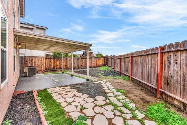 4863 Bayside Way, Oakley CA: https://media.crmls.org/mediaz/231c5834-8246-4bf4-9f97-0f430a751d2b.jpg