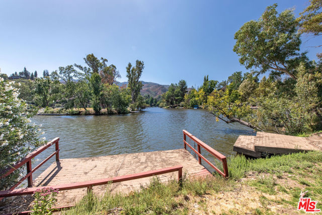 2344 Laguna Circle Drive, Agoura CA: https://media.crmls.org/mediaz/231c9c4b-ab8d-4ec4-97a6-f8f7589d1c5e.jpg