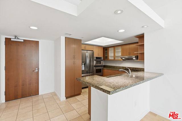 13700 Marina Pointe Drive, 630 photo 12