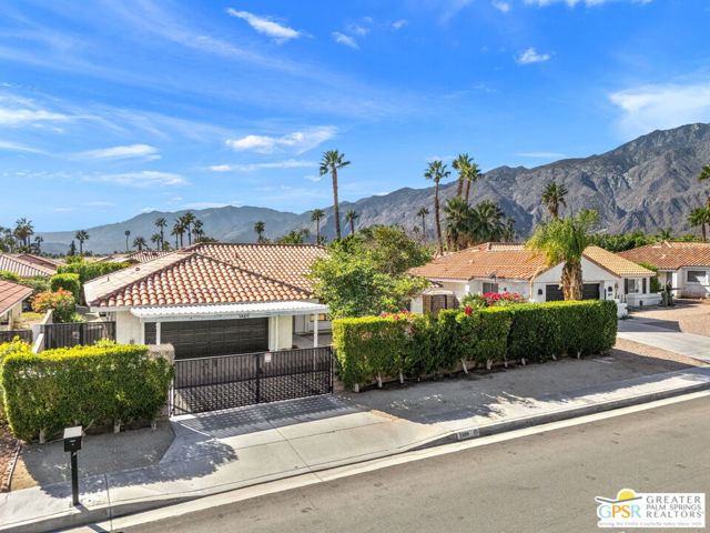 1489 E Francis Drive, Palm Springs CA: https://media.crmls.org/mediaz/231dc533-39e8-41b6-944e-a47d05b93131.jpg