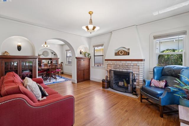 3144 60Th Ave, Oakland CA: https://media.crmls.org/mediaz/231e1bb9-b134-4616-b1e0-019f5a0f0692.jpg