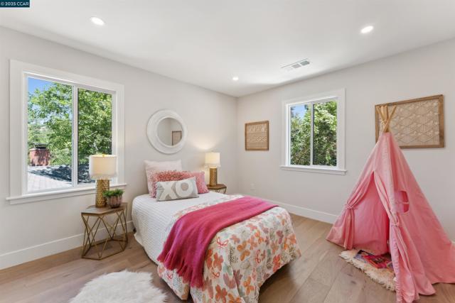 951 Yorkshire Ct, Lafayette CA: https://media.crmls.org/mediaz/2320d7ea-8b3b-46bd-b2be-1507059a4627.jpg