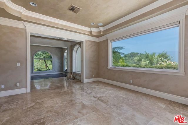 732 Saint Katherine Drive, La Canada Flintridge CA: https://media.crmls.org/mediaz/23216619-26f8-4117-b35f-5b4306cb8fe3.jpg