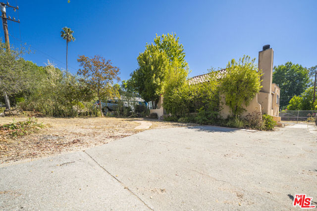 4804 La Canada Boulevard, La Canada Flintridge CA: https://media.crmls.org/mediaz/232174a9-24e5-4048-9e9b-b84b3fbefb7a.jpg