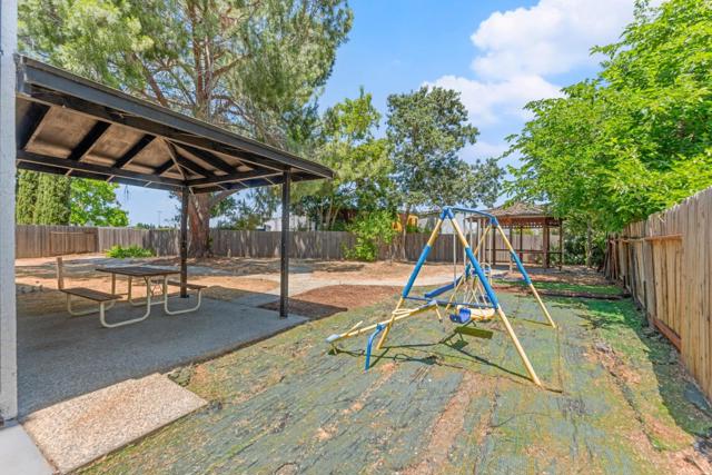 6431 Canyon Creek Way, Elk Grove CA: https://media.crmls.org/mediaz/2321b7dc-b4a0-41a7-9e71-22fa6facb318.jpg