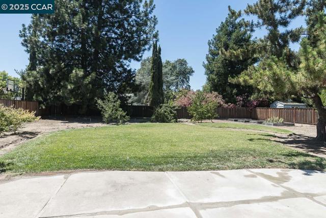 881 Autumn Dr, Walnut Creek CA: https://media.crmls.org/mediaz/2321fd76-19d2-4bb7-a856-492cc2f20d35.jpg