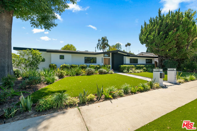 23442 Burbank Boulevard, Woodland Hills CA: https://media.crmls.org/mediaz/23226ba8-2e16-46a7-a35c-fd571b91b484.jpg