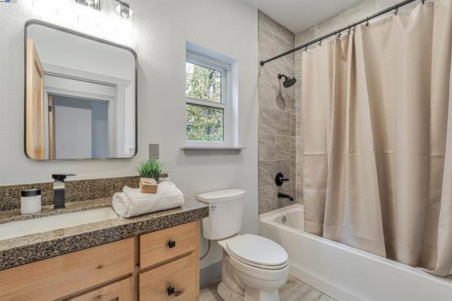 20244 Lower Skyridge Dr, Groveland CA: https://media.crmls.org/mediaz/23232395-f493-47e7-89a8-b8f07a6ff446.jpg
