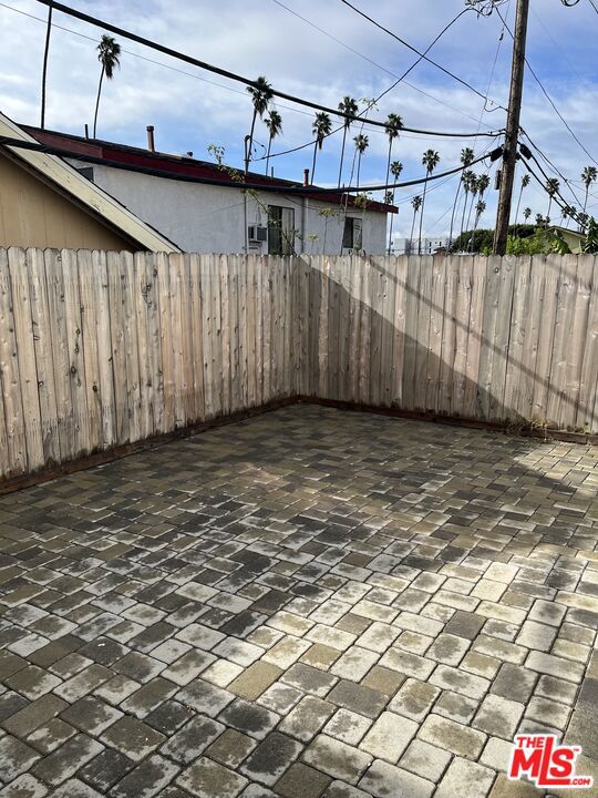 https://media.crmls.org/mediaz/23235489-ba06-4808-9fa0-304e9e8e1139.jpg?preset=X-Large