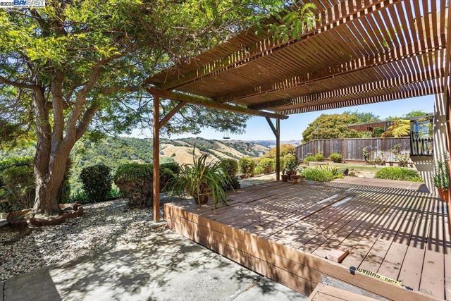 6444 Boone Dr, Castro Valley CA: https://media.crmls.org/mediaz/23235668-8bf6-494d-b3b0-022d6602b905.jpg