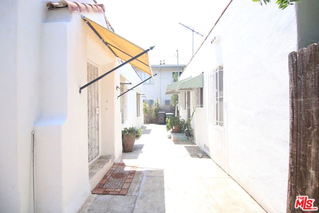 1028 N Hayworth Avenue, West Hollywood CA: https://media.crmls.org/mediaz/232368aa-7f16-45a0-822b-1d3f401b9c22.jpg