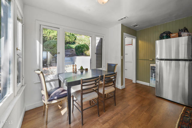 Detail Gallery Image 11 of 36 For 3961 Cumberland Ave, Los Angeles,  CA 90027 - 3 Beds | 2 Baths