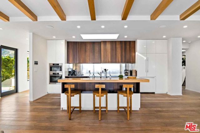 27120 Sea Vista Drive, Malibu CA: https://media.crmls.org/mediaz/23246908-dfc7-4319-8202-7ee989592a1e.jpg
