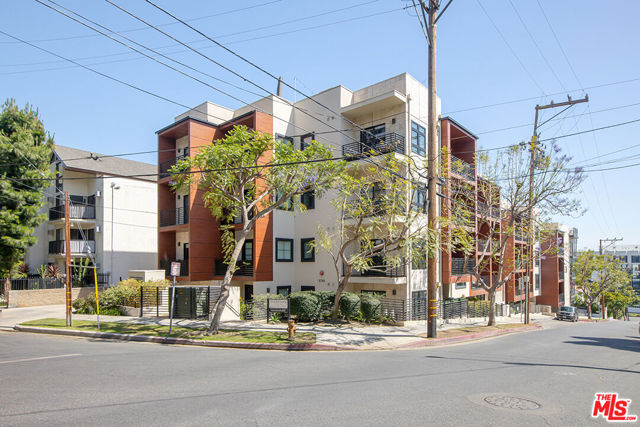 8788 Shoreham Drive, West Hollywood CA: https://media.crmls.org/mediaz/23256af4-aff4-4ad2-920a-e1610f335e70.jpg
