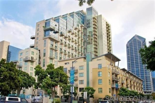 1240 India St, San Diego CA: https://media.crmls.org/mediaz/2325cb3d-4e71-4c20-9609-6d64f6eb159b.jpg