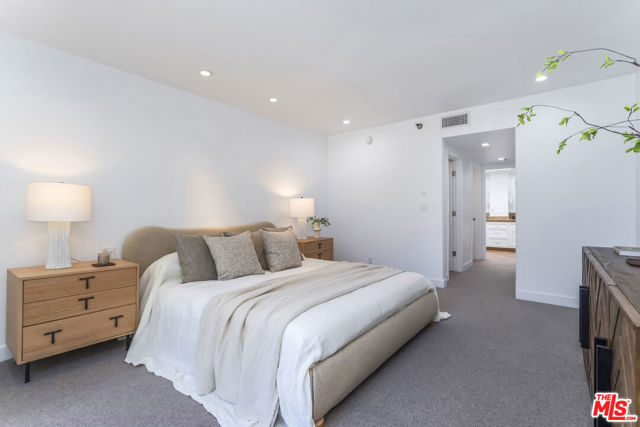 410 S Barrington Avenue, Los Angeles CA: https://media.crmls.org/mediaz/23263f44-494c-45f3-aea1-e44eb066eba3.jpg