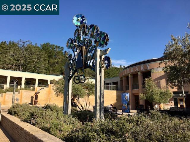 8 Southwaite Ct, Orinda CA: https://media.crmls.org/mediaz/232682a5-682e-4d88-a50d-e6fbbd2641ac.jpg