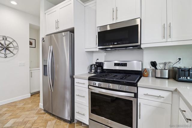 511 Surfbird Ln, Imperial Beach CA: https://media.crmls.org/mediaz/2326c1ff-cbfb-4690-8eda-813fc836bdd1.jpg