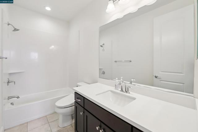 2909 Tulare Hills Dr, Dublin CA: https://media.crmls.org/mediaz/23271351-8075-40a1-93f5-5a2d5851a9d7.jpg