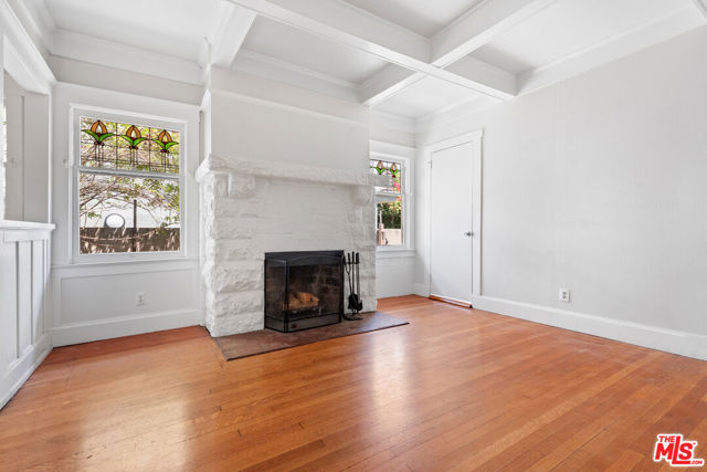 45 Breeze Avenue, Venice CA: https://media.crmls.org/mediaz/232763e0-d883-48af-9a60-94a611f00140.jpg