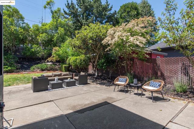 13185 Clairepointe Way, Oakland CA: https://media.crmls.org/mediaz/2329a3be-120c-4f76-940e-83b507c08043.jpg