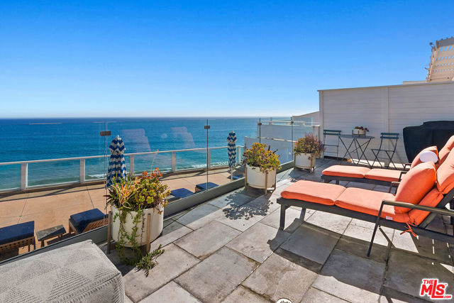 27400 Pacific Coast Highway, Malibu CA: https://media.crmls.org/mediaz/232a1261-7e46-4256-b035-1bc24375bc48.jpg