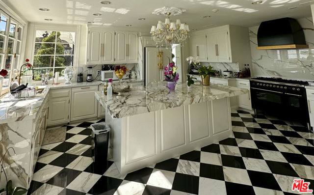 12408 Ridge Road, Los Angeles CA: https://media.crmls.org/mediaz/232aaa19-6075-4193-95e4-3671594e12a5.jpg