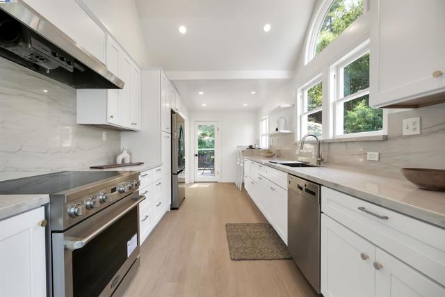 102 Castlewood Dr, Pleasanton CA: https://media.crmls.org/mediaz/232ac068-bf5e-439c-b3ca-5fd6dec05a8b.jpg