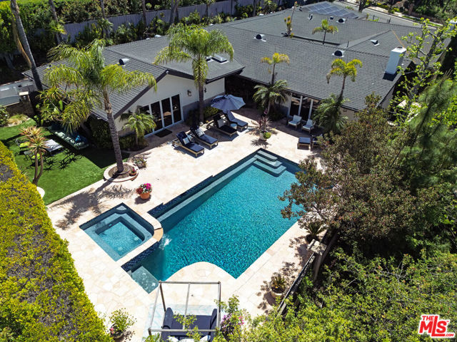 18141 Green Meadow Drive, Encino CA: https://media.crmls.org/mediaz/232b4359-149e-4411-9869-c42224bd4ee2.jpg