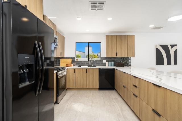 2171 E Francis Drive, Palm Springs CA: https://media.crmls.org/mediaz/232c67b9-1157-451f-971e-aecb19ca852c.jpg