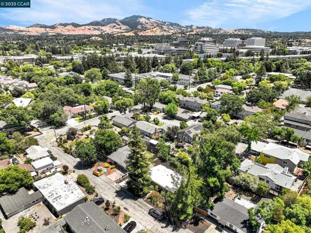 121 School Ln, Walnut Creek CA: https://media.crmls.org/mediaz/232e2ccd-818c-4955-b3c3-f853b7cbba59.jpg